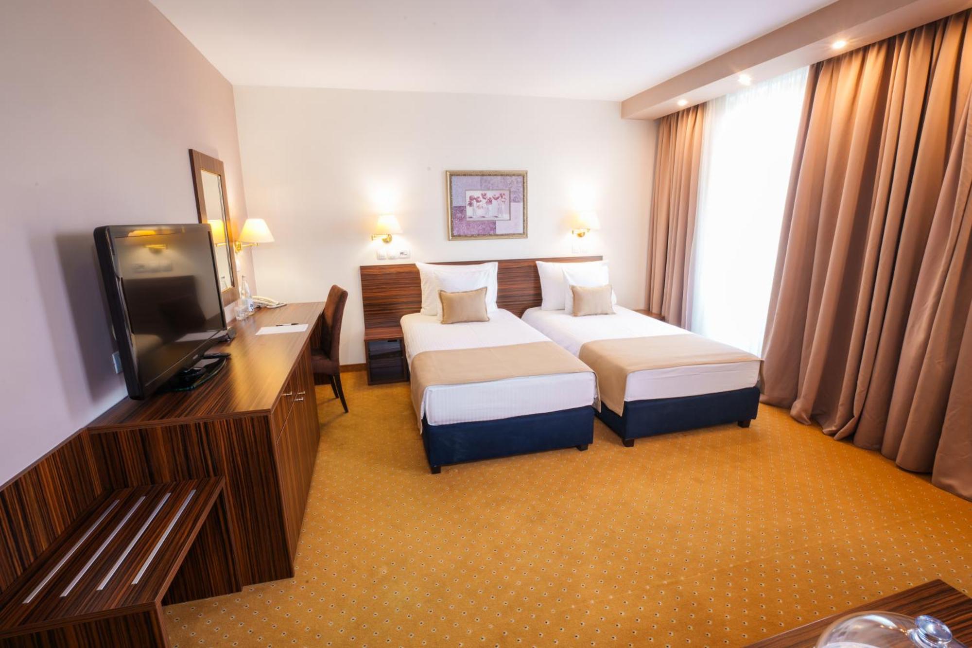Hotel Monogram Park Ruma Exterior foto