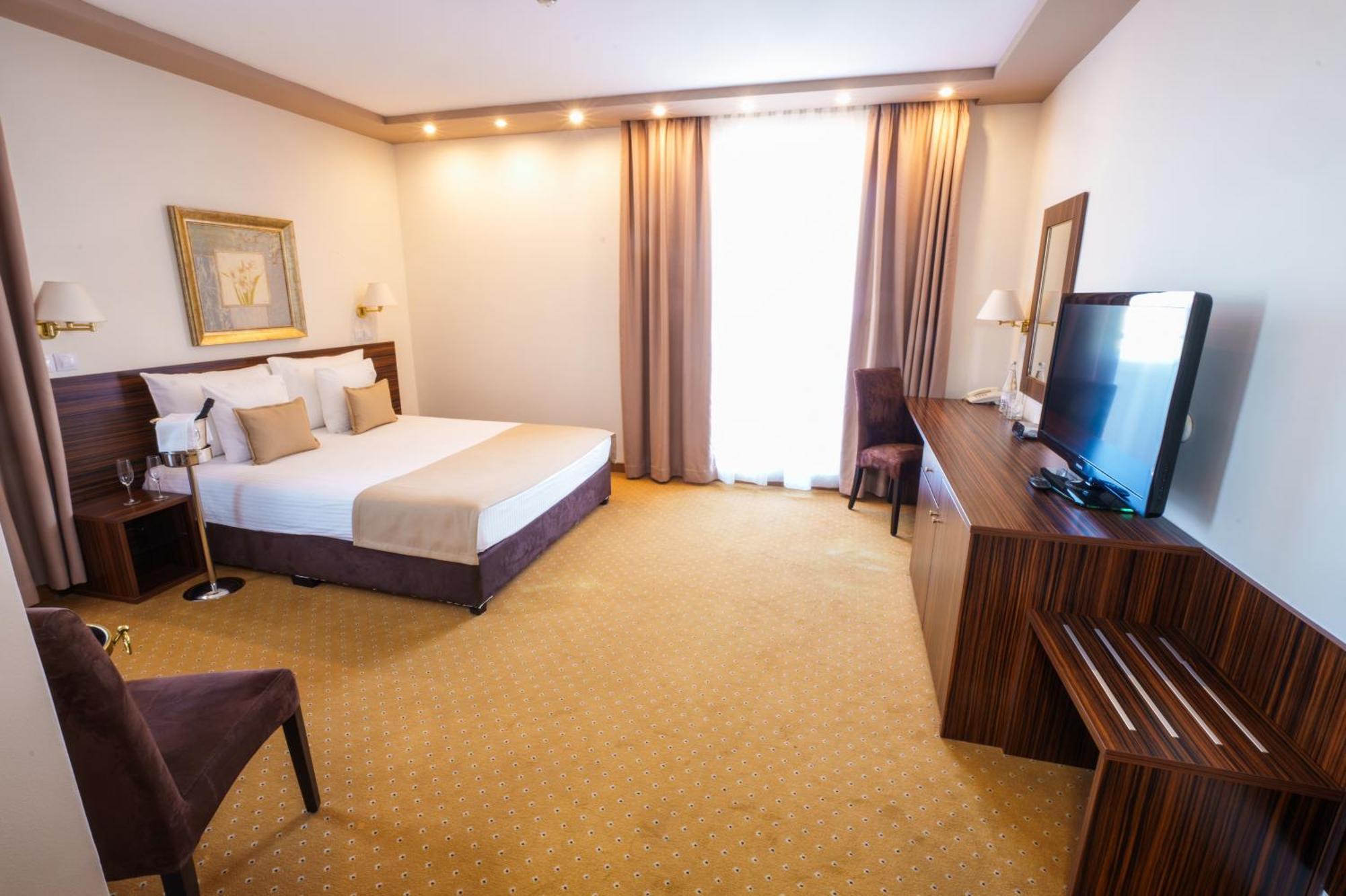 Hotel Monogram Park Ruma Exterior foto